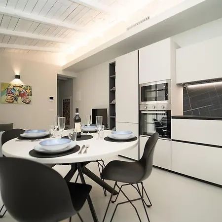 Moderno A 2 Minuti Dal Duomo Di كومو